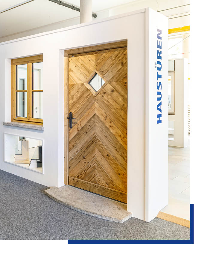Haustür in Altholzoptik in der Ausstellung bei Schwarz & Sohn in Traunstein
