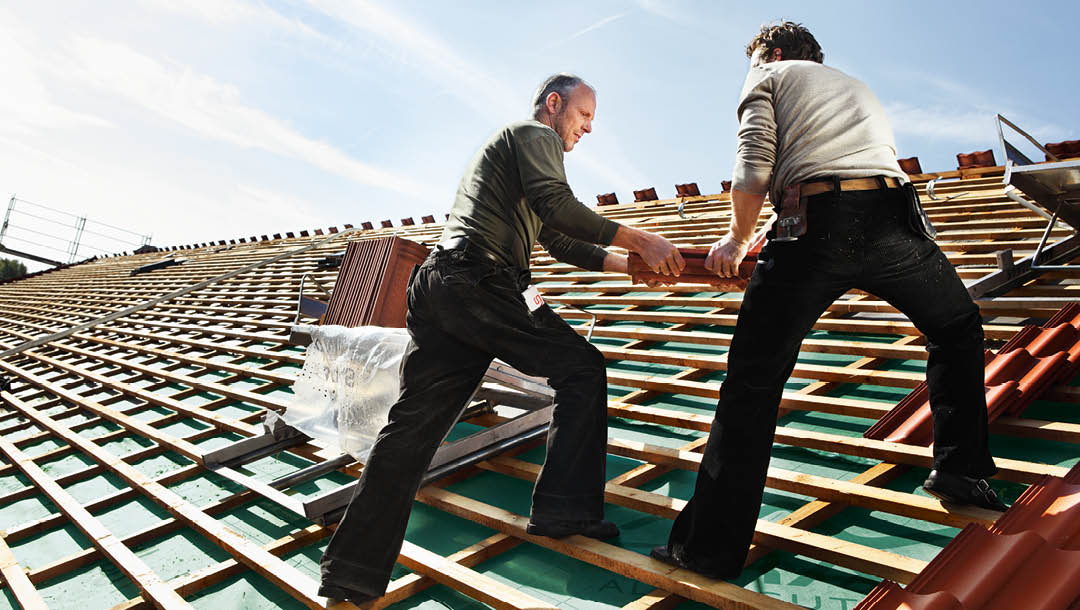 Holz für die Dachkonstruktion und Dachziegel von Schwarz & Sohn
