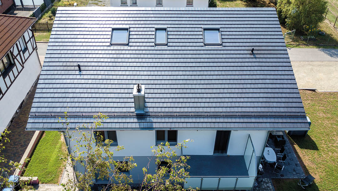 Dunkle Ziegel für das Dach von Schwarz & Sohn