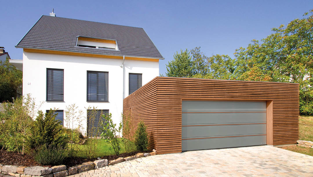 Garage mit Holzfassade und Sektionaltor von Schwarz & Sohn