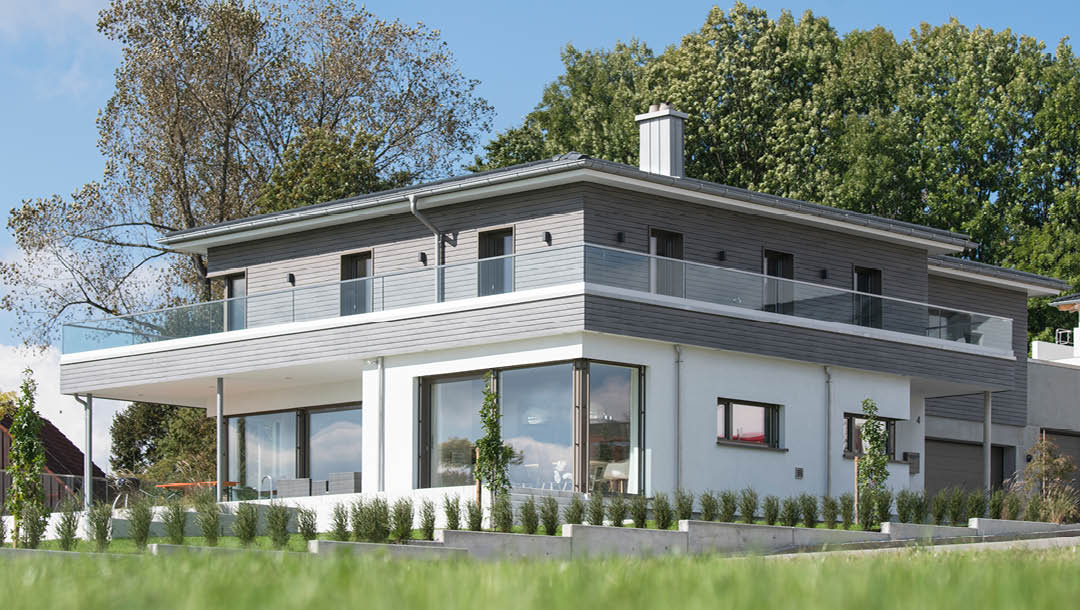 Moderne Holzfassade in Grau von Schwarz & Sohn