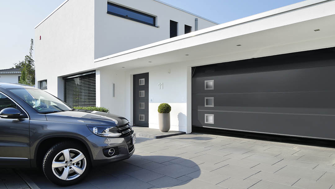 Sektionaltor mit Applikation für die Garage bei Schwarz & Sohn