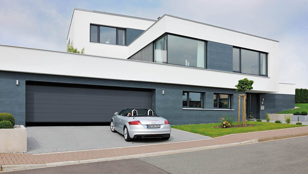 Sektionaltor in Grau für die Garage bei Schwarz & Sohn