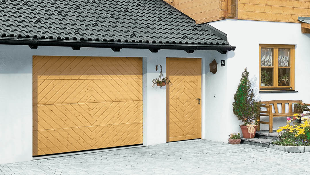 Sektionaltor aus Holz für die Garage bei Schwarz & Sohn