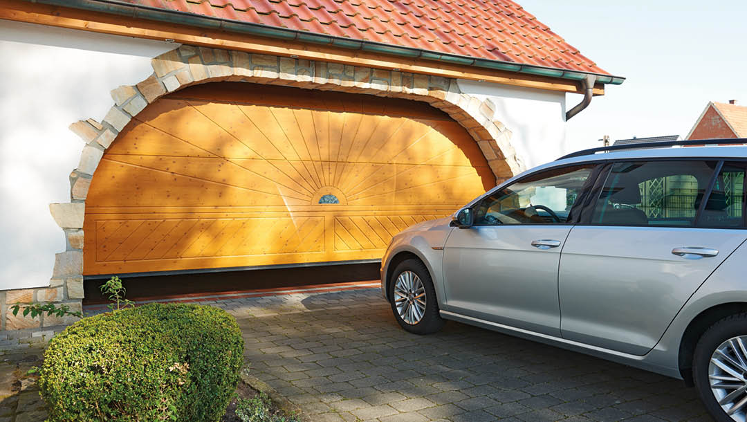 Sektionaltor für die Garage aus Holz bei Schwarz & Sohn