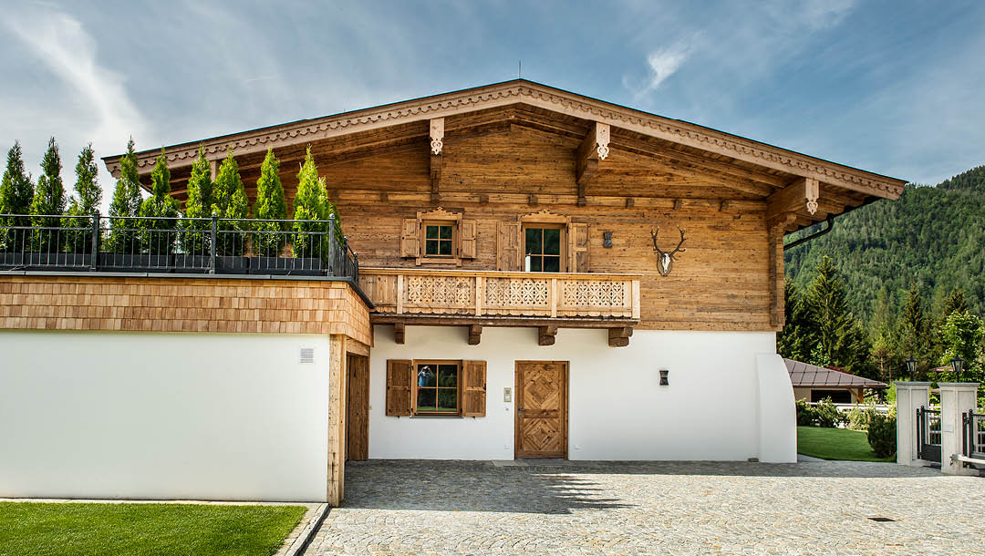 Holzfassade und verputzte Fassade von Schwarz & Sohn