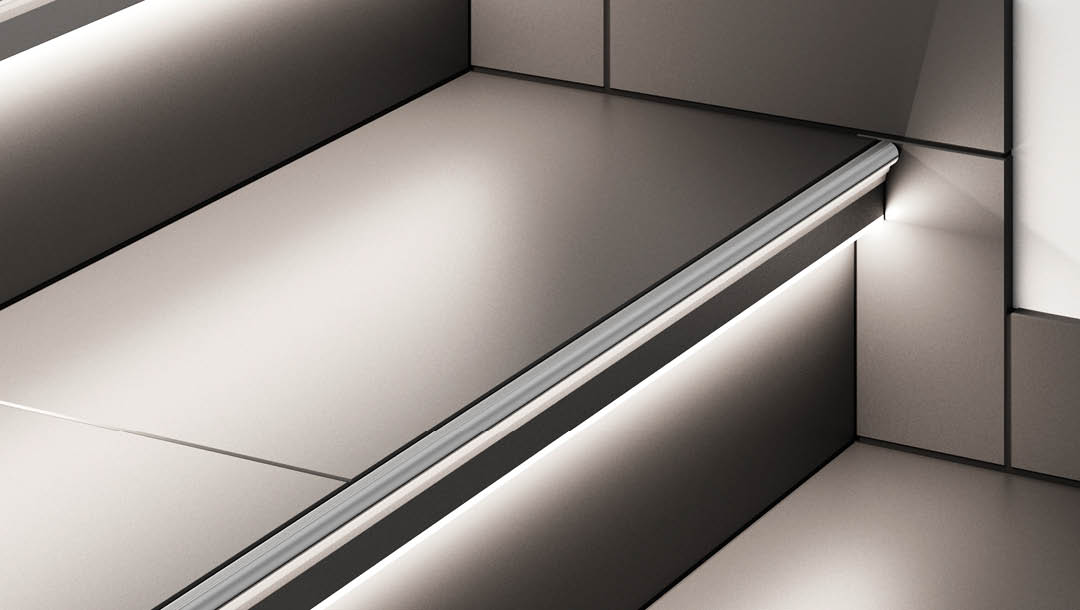 Beleuchtung für die Treppe mit Fliesen und Bodenbeläge bei Schwarz & Sohn