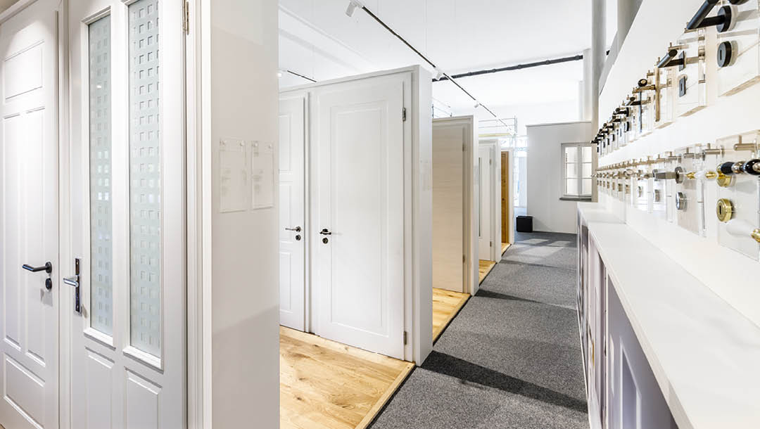 Innentüren und Türgriffe in der Ausstellung von Schwarz & Sohn in Traunstein