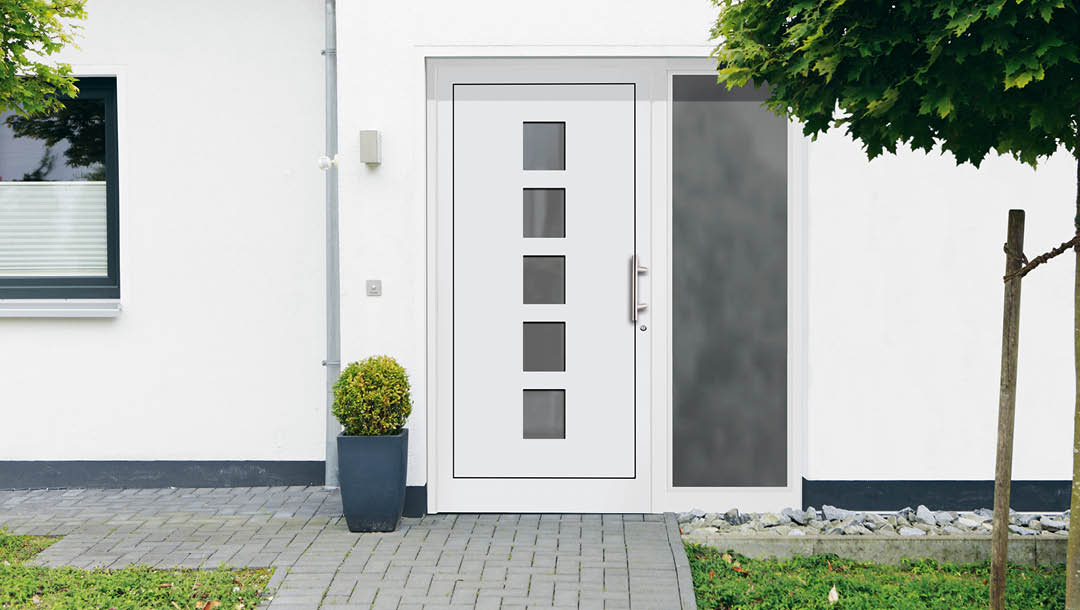 Weiße Haustüren mit Glaselementen und Seitenteil bei Schwarz & Sohn