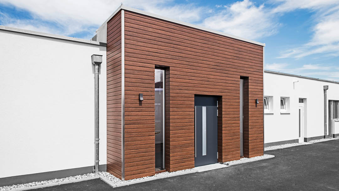 Holzfassade und verputzte Fassade von Schwarz & Sohn